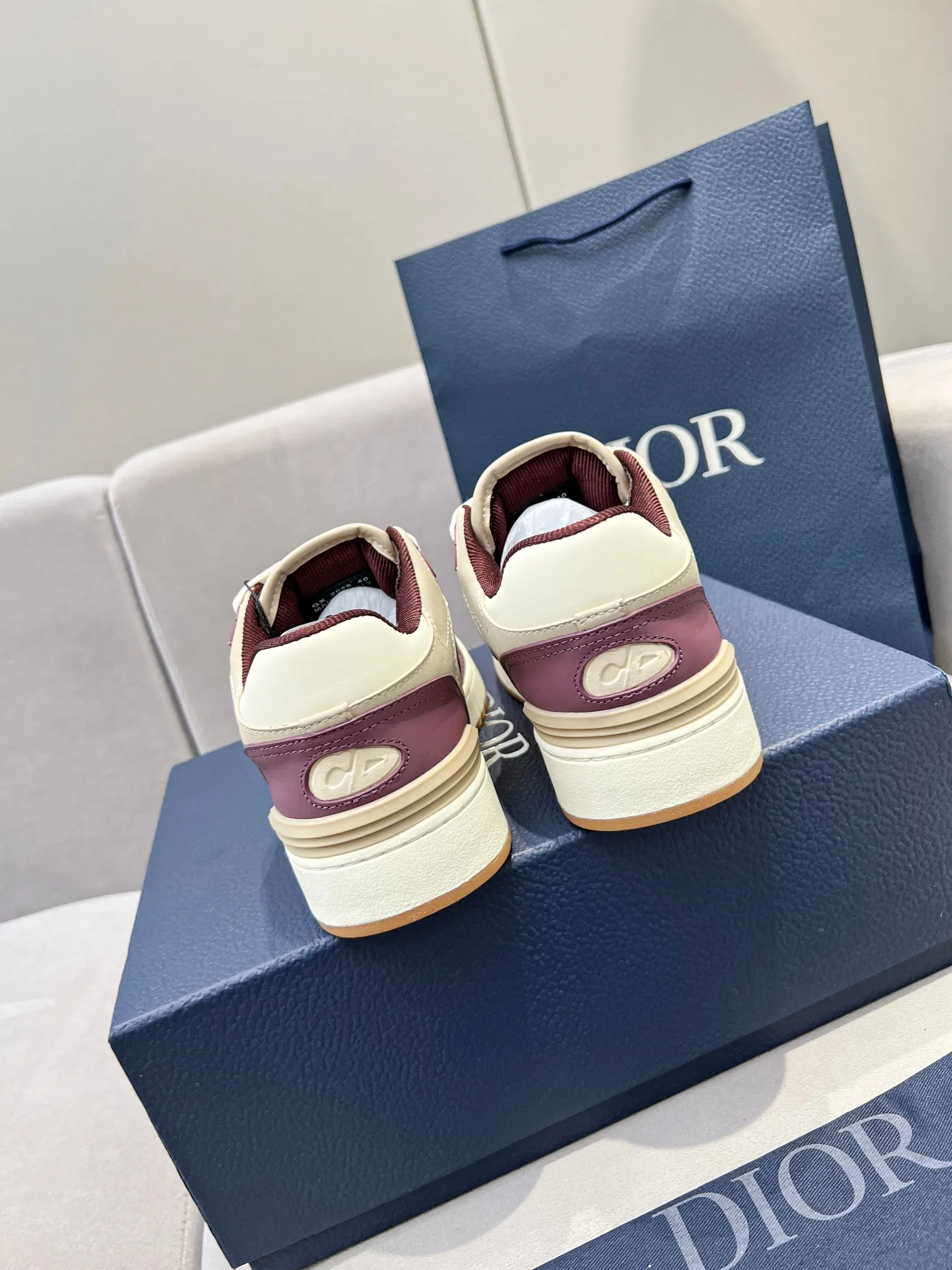 Men's Men's Shoes 💰600 Dior DiorB57 top version of low-top sneakers! ! ! Green with beige smooth first-layer cowhide, fully oiled edges, T men's shoes 💰U outsole.  The 2024 autumn men's wear series has made a wonderful debut, a new classic item launched by Dior. Crafted from smooth first-grain cow leather in vibrant green and beige, it's accented with tonal Oblique embossed labels on the sides. The distinctive laces of the same color match the color of the shoe body, and the opening and closing are decorated with various classic details on the tongue, sole and back side to enhance the style. The eyelet details, upper stitching and heel strip panels of the same color highlight the dynamic charm of its sports style. Exclusive two-color molded T men's shoes 💰U outsole is light, comfortable, non-slip and wear-resistant, the mesh lining and feet are customized with original colors, soft and breathable. Exquisite production technology highlights the grade, and can be matched with all kinds of clothing to create a refined look.